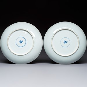 A pair of Chinese blue and white plates with narrative design, Yongzheng — 照片 2