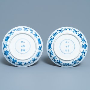A pair of Chinese blue and white plates with taoist symbols, Kangxi mark and of the period — photo 3