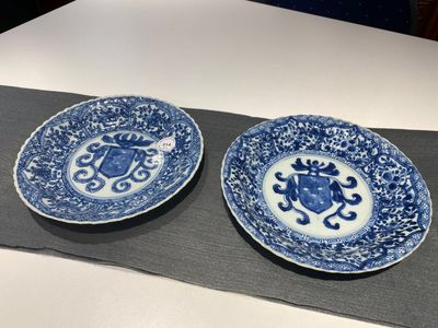 A pair of Chinese blue and white plates with the arms of the De Pinto family for the Portuguese market, Kangxi — 照片 1