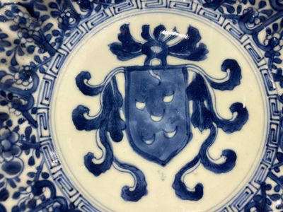 A pair of Chinese blue and white plates with the arms of the De Pinto family for the Portuguese market, Kangxi — 照片 3