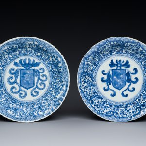A pair of Chinese blue and white plates with the arms of the De Pinto family for the Portuguese market, Kangxi — 照片 2