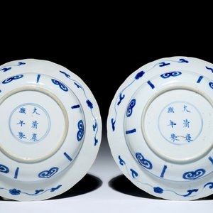 A pair of Chinese blue and white plates with warriors on horseback, Kangxi mark and of the period — photo 2