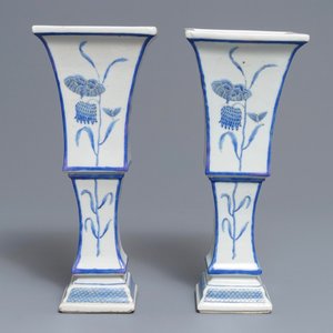 A pair of Chinese blue and white Pronk workshop 'fritillary' vases, Qianlong — 照片 1