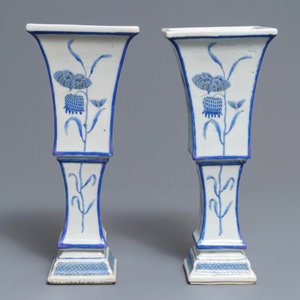 A pair of Chinese blue and white Pronk workshop 'fritillary' vases, Qianlong — 照片 4