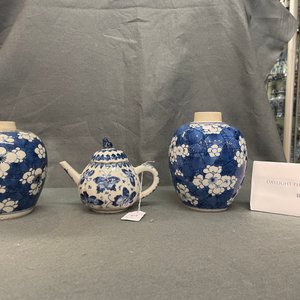 A pair of Chinese blue and white 'prunus on cracked ice' jars and a 'butterfly' teapot and cover, Kangxi — photo 9