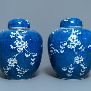 A pair of Chinese blue and white 'prunus on cracked ice' jars and covers, 19th C. — 照片 2