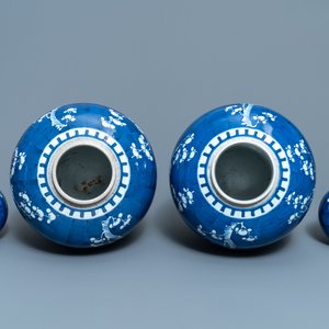 A pair of Chinese blue and white 'prunus on cracked ice' jars and covers, 19th C. — 照片 5