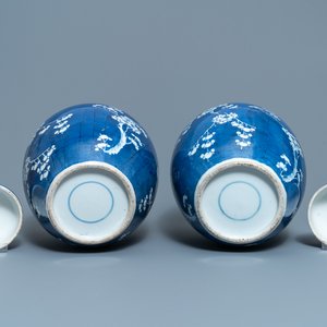 A pair of Chinese blue and white 'prunus on cracked ice' jars and covers, 19th C. — 照片 6