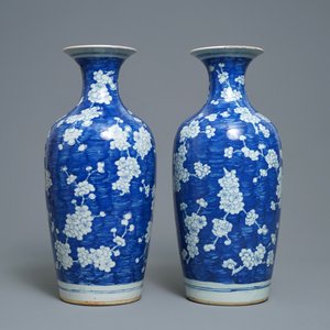 A pair of Chinese blue and white 'prunus on cracked ice' vases, 19th C. — 照片 2