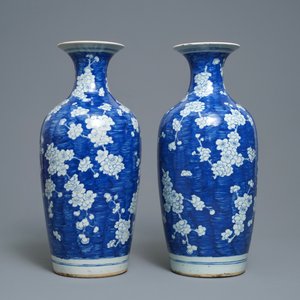 A pair of Chinese blue and white 'prunus on cracked ice' vases, 19th C. — 照片 3