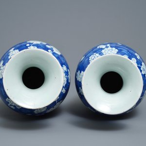 A pair of Chinese blue and white 'prunus on cracked ice' vases, 19th C. — 照片 5