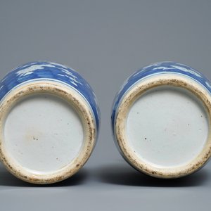A pair of Chinese blue and white 'prunus on cracked ice' vases, 19th C. — 照片 6