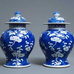 A pair of Chinese blue and white 'prunus on cracked ice' vases and covers, 19th C. — 照片 3
