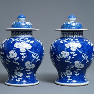A pair of Chinese blue and white 'prunus on cracked ice' vases and covers, 19th C. — 照片 4