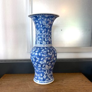 A pair of Chinese blue and white 'prunus on cracked ice' yenyen vases, Kangxi — photo 11