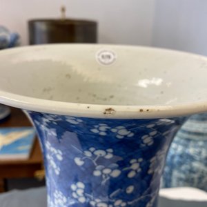 A pair of Chinese blue and white 'prunus on cracked ice' yenyen vases, Kangxi — photo 7