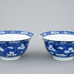 A pair of Chinese blue and white "Prunus on ice" klapmuts bowls, Kangxi — 照片 1
