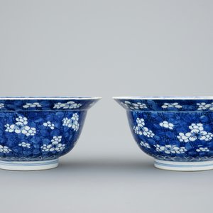 A pair of Chinese blue and white "Prunus on ice" klapmuts bowls, Kangxi — 照片 2