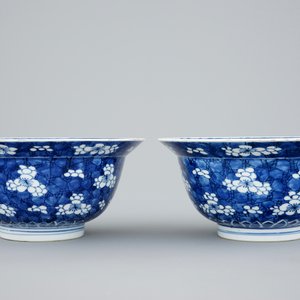 A pair of Chinese blue and white "Prunus on ice" klapmuts bowls, Kangxi — 照片 4
