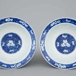 A pair of Chinese blue and white "Prunus on ice" klapmuts bowls, Kangxi — 照片 6