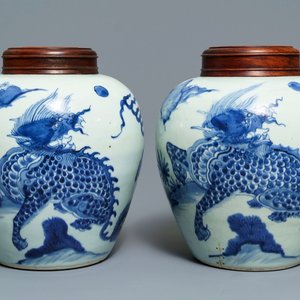 A pair of Chinese blue and white 'qilin' jars, Transitional period — 照片 1
