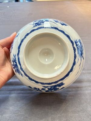 A pair of Chinese blue and white relief-border 'Lan Caihe' bowls, Kangxi — 照片 12