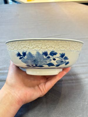 A pair of Chinese blue and white relief-border 'Lan Caihe' bowls, Kangxi — 照片 4