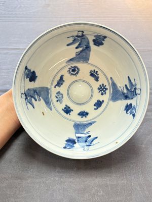 A pair of Chinese blue and white relief-border 'Lan Caihe' bowls, Kangxi — 照片 5