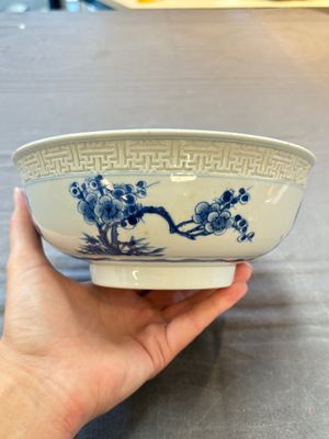 A pair of Chinese blue and white relief-border 'Lan Caihe' bowls, Kangxi — 照片 8