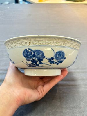 A pair of Chinese blue and white relief-border 'Lan Caihe' bowls, Kangxi — 照片 9