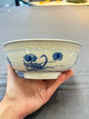 A pair of Chinese blue and white relief-border 'Lan Caihe' bowls, Kangxi — 照片 10