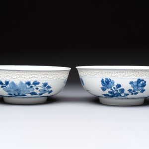 A pair of Chinese blue and white relief-border 'Lan Caihe' bowls, Kangxi — 照片 2
