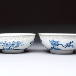A pair of Chinese blue and white relief-border 'Lan Caihe' bowls, Kangxi — 照片 3