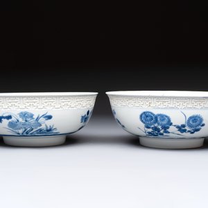 A pair of Chinese blue and white relief-border 'Lan Caihe' bowls, Kangxi — 照片 4