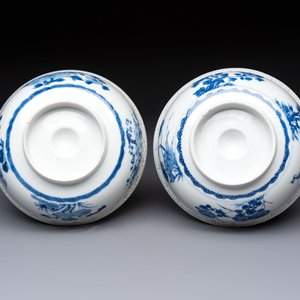 A pair of Chinese blue and white relief-border 'Lan Caihe' bowls, Kangxi — 照片 7