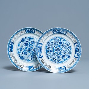 A pair of Chinese blue and white 'reticulated border' plates, Kangxi — 照片 1