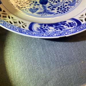 A pair of Chinese blue and white 'reticulated border' plates, Kangxi — 照片 6