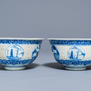 A pair of Chinese blue and white reticulated bowls with landscape panels, Transitional period — photo 2