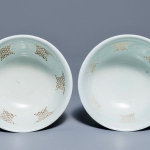 A pair of Chinese blue and white reticulated bowls with landscape panels, Transitional period — photo 5
