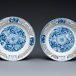 A pair of Chinese blue and white reticulated double-walled cups and saucers, Kangxi — photo 2