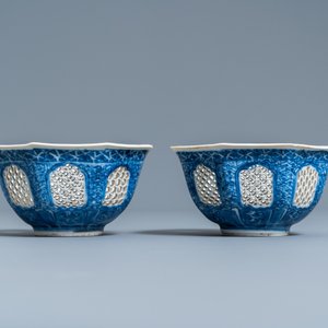 A pair of Chinese blue and white reticulated octagonal bowls, Kangxi — photo 2