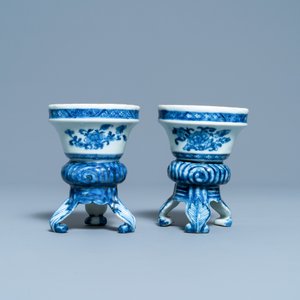 A pair of Chinese blue and white rococo-style tripod salts, Qianlong — 照片 5