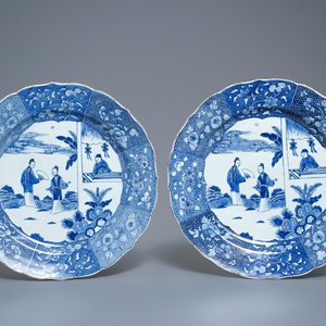 A pair of Chinese blue and white 'Romance of the Western chamber' chargers, Qianlong — photo 1