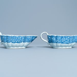A pair of Chinese blue and white 'Romance of the Western Chamber' sauce boats on stand, Qianlong — photo 4