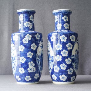 A pair of Chinese blue and white rouleau vases with figures near an elephant, Kangxi mark, 19th C. — 照片 11