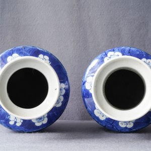 A pair of Chinese blue and white rouleau vases with figures near an elephant, Kangxi mark, 19th C. — 照片 12
