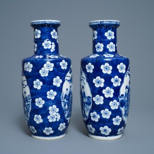 A pair of Chinese blue and white rouleau vases with figures near an elephant, Kangxi mark, 19th C. — 照片 3