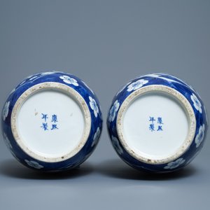 A pair of Chinese blue and white rouleau vases with figures near an elephant, Kangxi mark, 19th C. — 照片 7