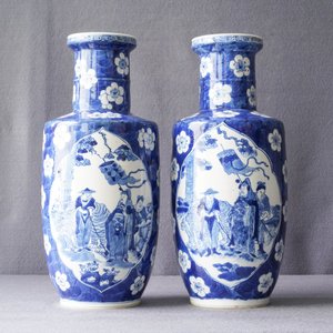 A pair of Chinese blue and white rouleau vases with figures near an elephant, Kangxi mark, 19th C. — 照片 8