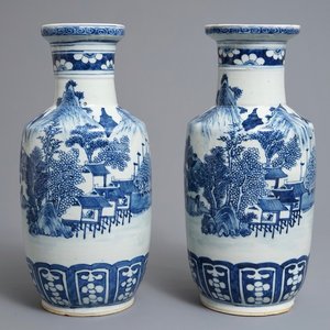 A pair of Chinese blue and white rouleau vases with landscape design, 19th C. — 照片 1